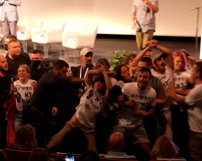 protesters-disrupt-ben-gvir-event-forcing-him-off-stage