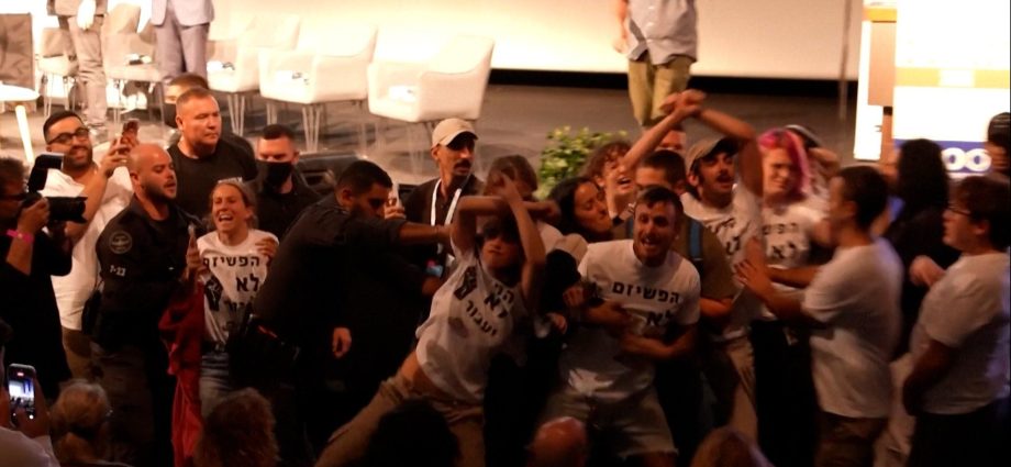 protesters-disrupt-ben-gvir-event-forcing-him-off-stage