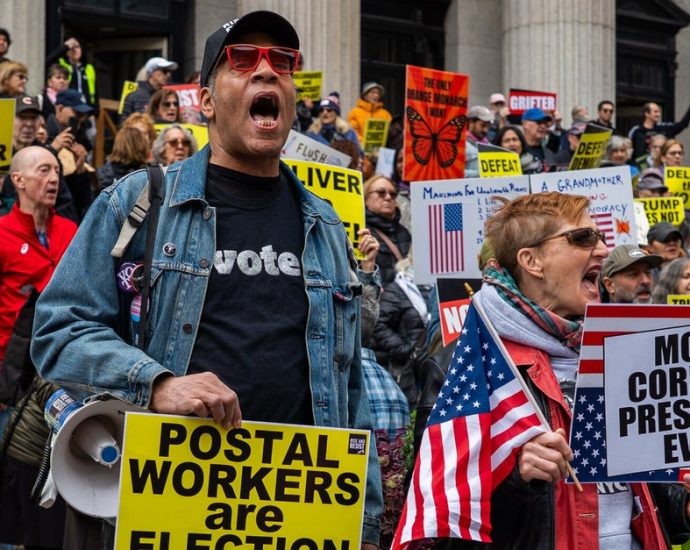 no-kings-rallies-across-us.-urge-voters-to-cast-ballots-early-ahead-of-midterms