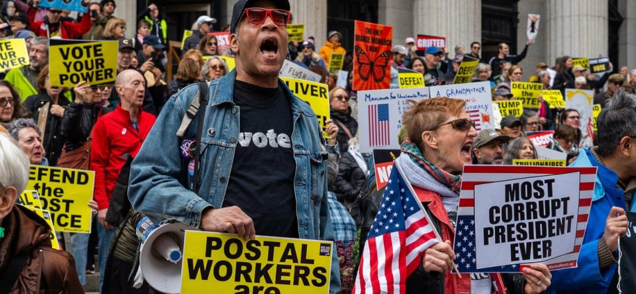 no-kings-rallies-across-us.-urge-voters-to-cast-ballots-early-ahead-of-midterms