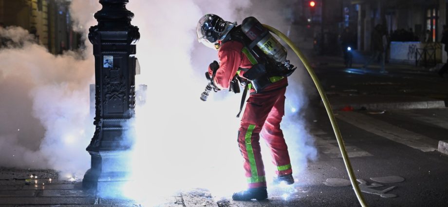 france-protests-live:-macron-admits-‘failures’-after-days-of-violent-unrest