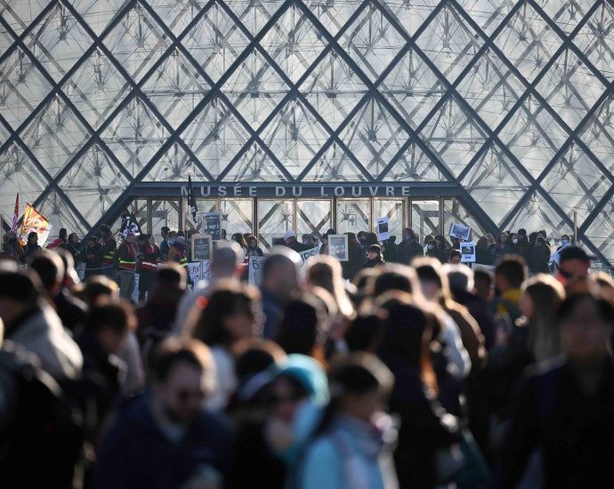 protesters-block-louvre-in-support-of-french-student-movement