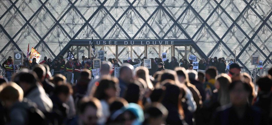 protesters-block-louvre-in-support-of-french-student-movement