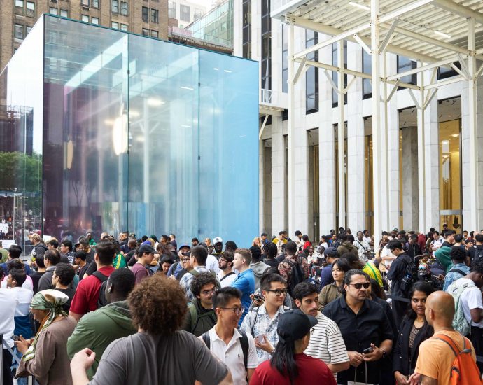 apple-is-gaining-as-the-industry-shrinks