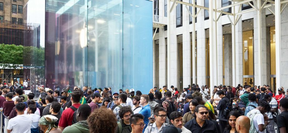 apple-is-gaining-as-the-industry-shrinks