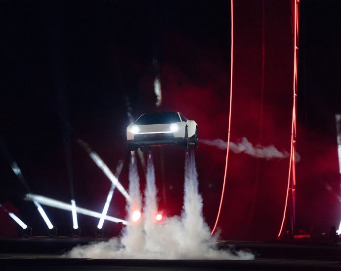 ‘Cute demo, but totally impractical’: Experts are skeptical that Tesla’s ‘Rocket’ Roadster could actually work in the real world