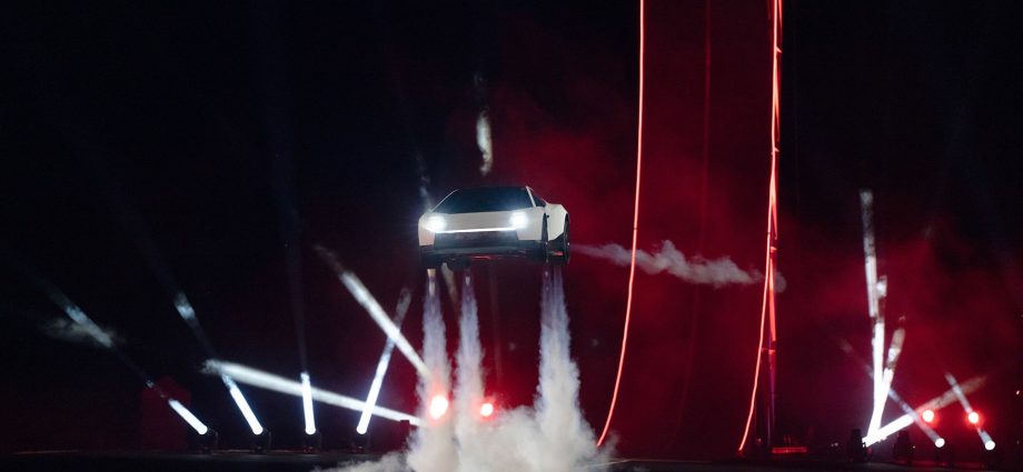 ‘Cute demo, but totally impractical’: Experts are skeptical that Tesla’s ‘Rocket’ Roadster could actually work in the real world