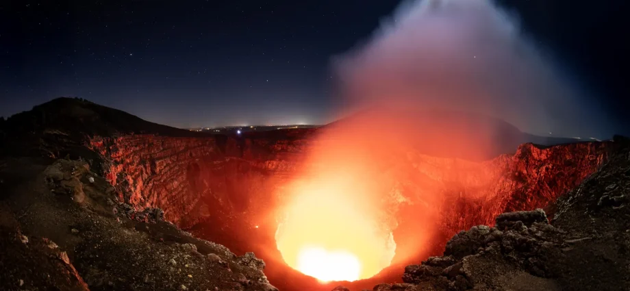 something-strange-is-happening-beneath-a-volcano-near-2-million-people