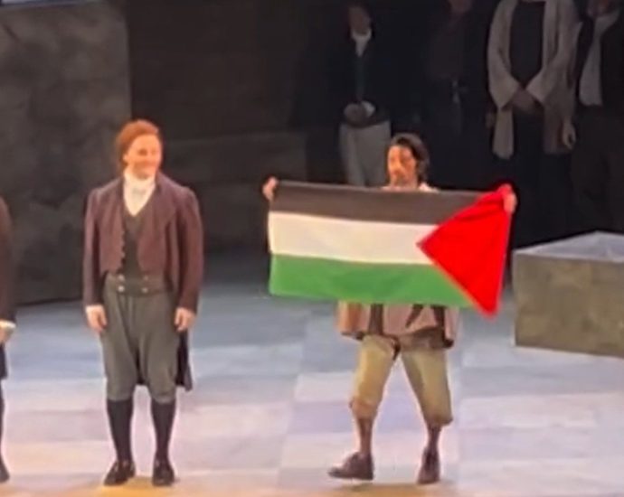 canadian-opera-singer-replaced-after-he-raised-palestinian-flag