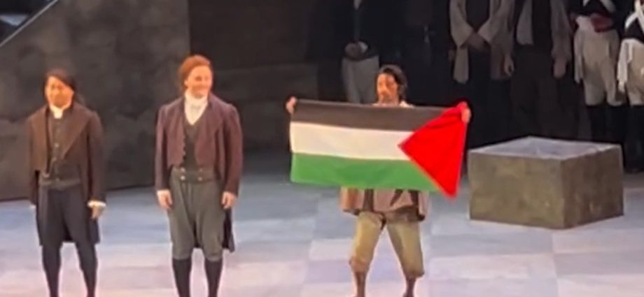 canadian-opera-singer-replaced-after-he-raised-palestinian-flag