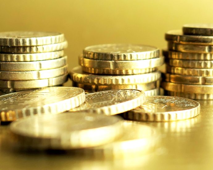 follow-the-money:-who-benefits-from-the-uk’s-apple-pay-crackdown?