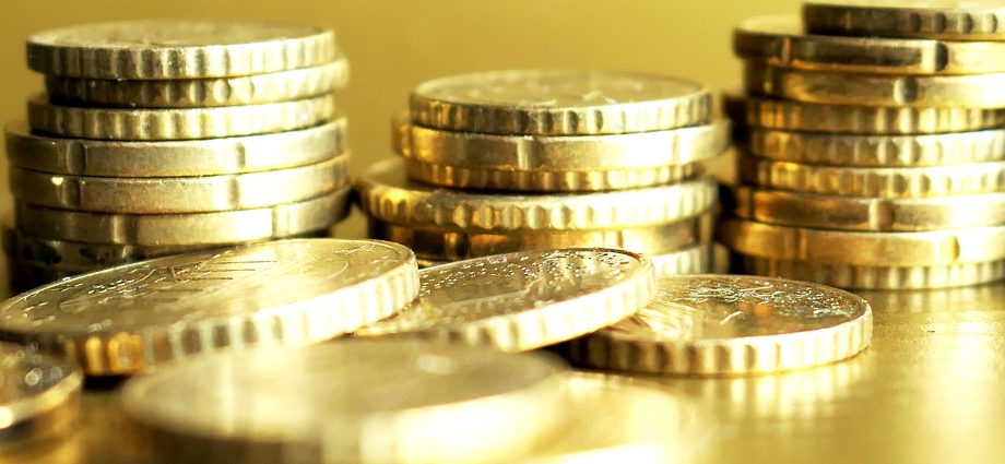 follow-the-money:-who-benefits-from-the-uk’s-apple-pay-crackdown?