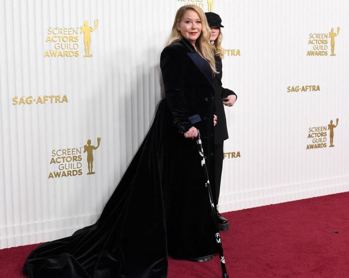 actress-christina-applegate-says-she-was-misdiagnosed-with-ms-—-and-that’s-pretty-common