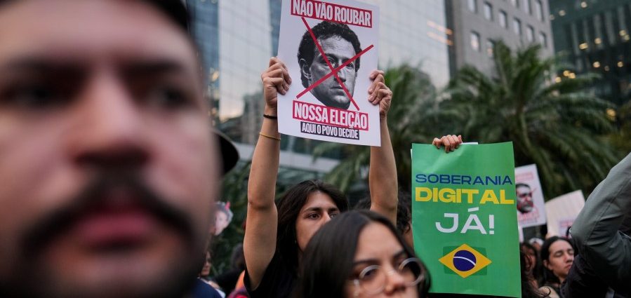 meta-tells-brazil’s-electoral-court-it-treats-lula-and-flavio-bolsonaro-equally-ahead-of-sunday-vote
