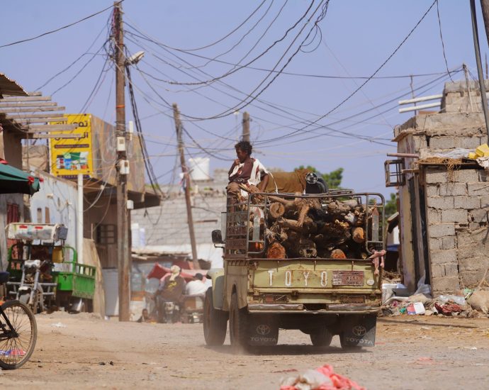 blast-heard-in-yemen’s-aden-as-houthis-claim-attack-on-military-camp