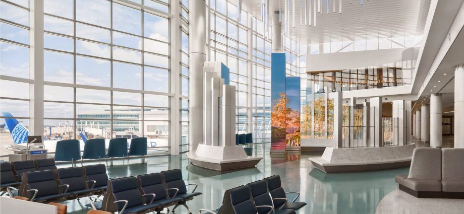 united-airlines-unveils-54,000-square-foot-lounge-as-part-of-houston’s-terminal-b-overhaul