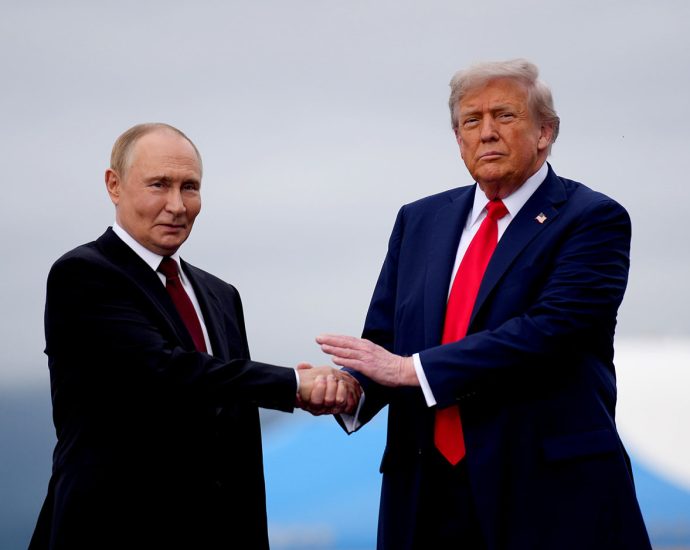 the-traitor-hopes-to-flatter-putin-into-negotiating-on-ukraine,-experts-say