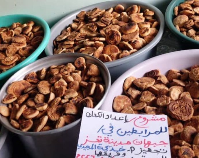 cookies-and-weapons:-women-in-yemen’s-taiz-find-ways-to-help-the-city’s-defence