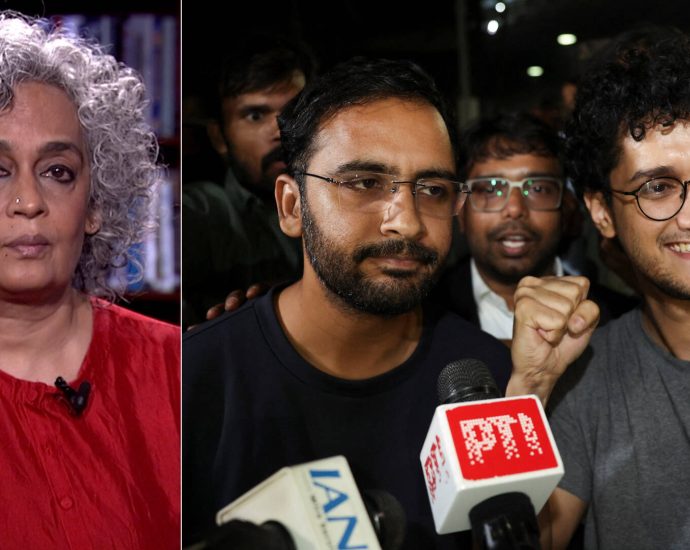 “a-spark-from-the-cockroaches”:-arundhati-roy-on-india’s-youth-protests-&-modi’s-crackdown