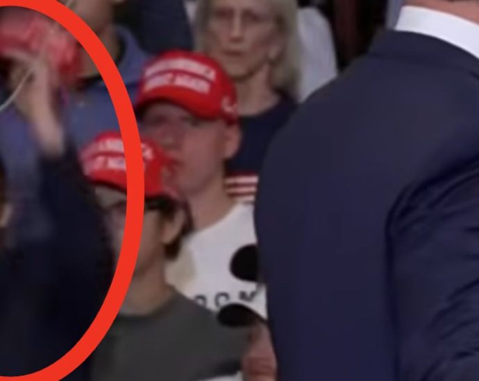 jd-vance-gets-unexpected-earful-from-maga-hatted-man-right-behind-him