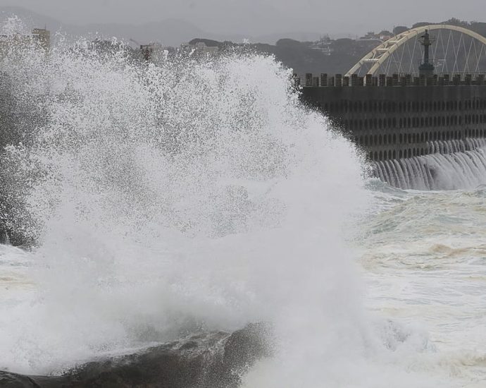 taiwan:-deadly-typhoon-champi-brings-travel-chaos-and-school-closures