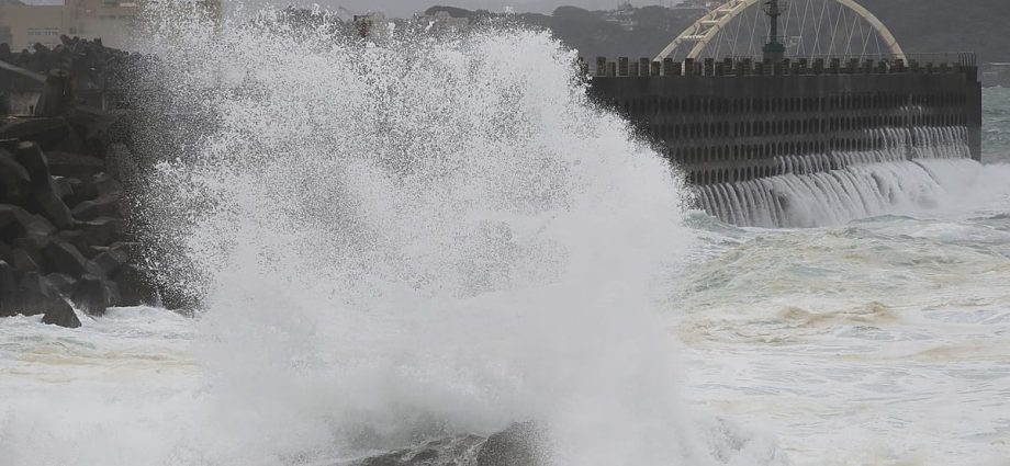taiwan:-deadly-typhoon-champi-brings-travel-chaos-and-school-closures