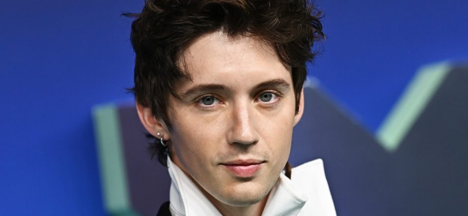 troye-sivan-opens-up-about-‘complicated’-relationship-with-men