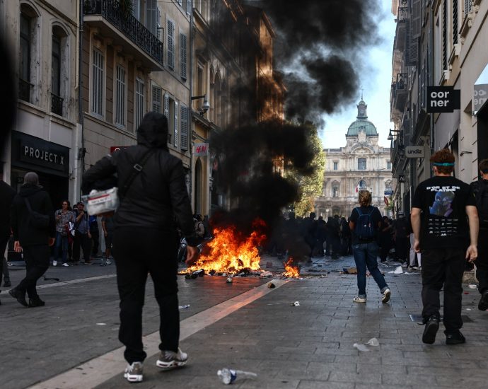 france-tightens-security-in-anticipation-of-weekend-protests