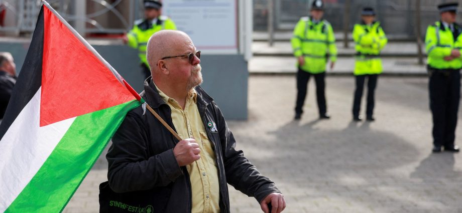 hundreds-to-defy-palestine-action-ban-in-protest-at-us-embassy-in-london