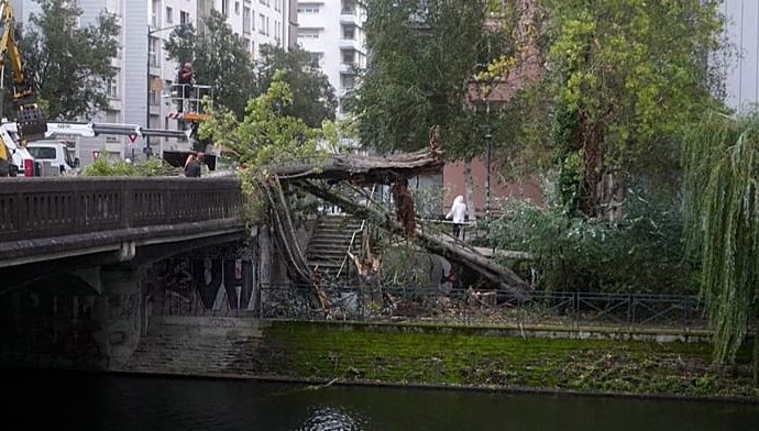 storm-austen-batters-france-and-uk-with-winds-of-up-to-160-km/h
