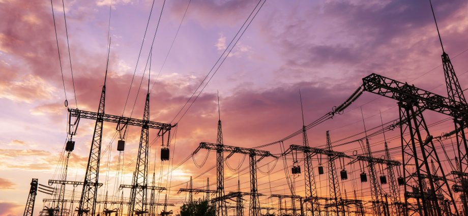 google-will-pay-people-to-use-less-electricity-so-its-data-centers-can-use-more