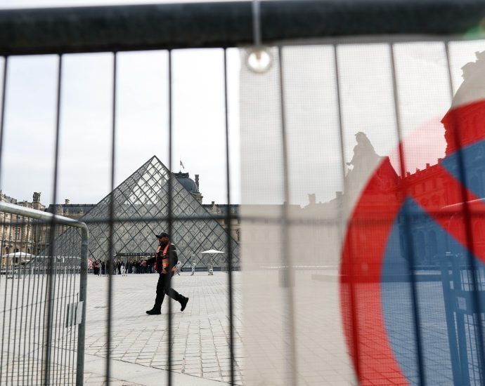 french-museums-closed-as-officials-brace-for-another-weekend-of-protests