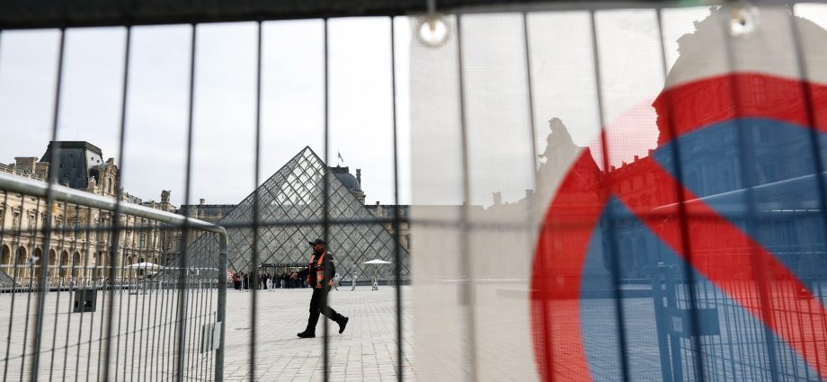 french-museums-closed-as-officials-brace-for-another-weekend-of-protests