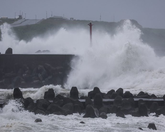 typhoon-champi-hits-taiwan,-killing-one-and-injuring-350