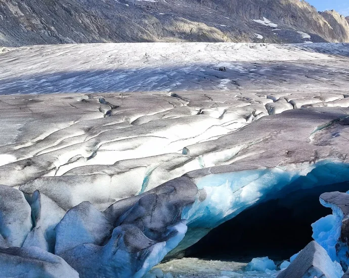 nearly-20%-of-switzerland’s-glacier-ice-has-vanished-in-just-five-years