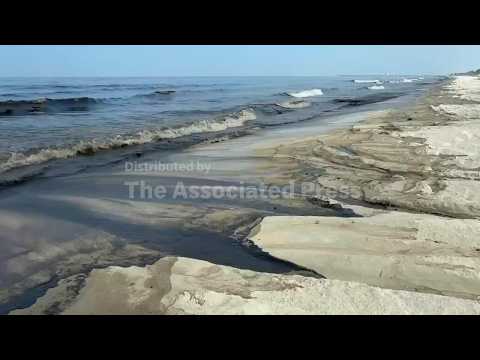 oil-spill-washes-over-umm-al-quwain-beaches-in-uae-following-tanker-strike