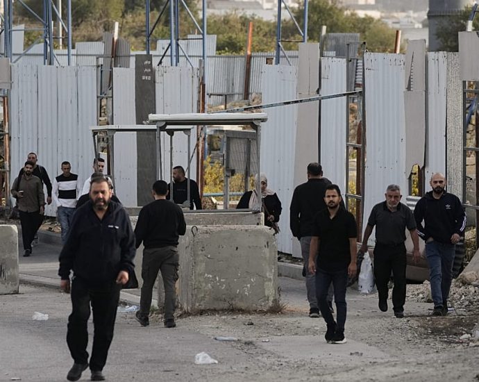 israel-removes-around-250-palestinian-families-from-west-bank-city-of-hebron-after-soldier-deaths
