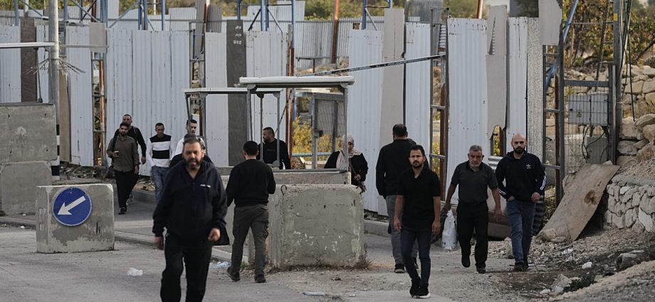 israel-removes-around-250-palestinian-families-from-west-bank-city-of-hebron-after-soldier-deaths
