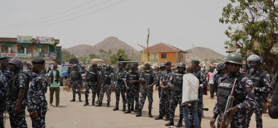 gunmen-kill-at-least-10-people-in-eastern-nigeria,-police-say
