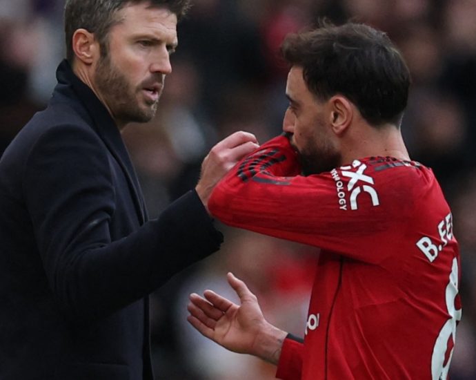 can-carrick-survive-man-united’s-slump-and-fernandes-fallout?
