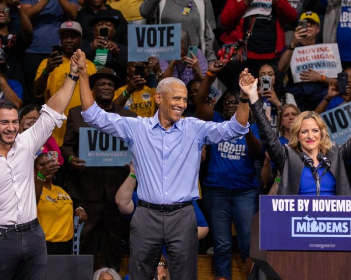 obama-campaigns-alongside-el-sayed,-benson-in-fiery-michigan-rally
