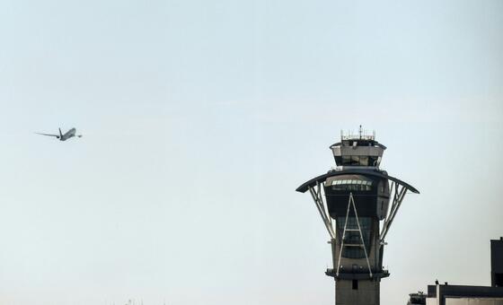 why-do-planes-keep-circling-before-landing?-the-un-has-a-plan-to-fix-it
