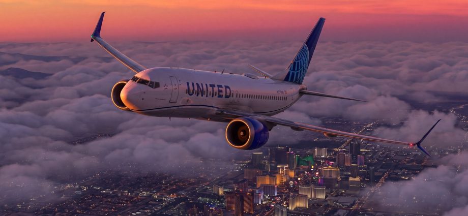 united-crew-spots-passenger-“texting-he-was-going-to-hijack”-plane,-cockpit-locked-down