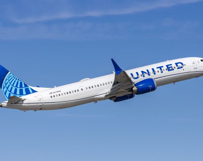 united-737-declares-double-emergency-after-landing-gear-fails,-has-just-10-minutes-of-fuel-left
