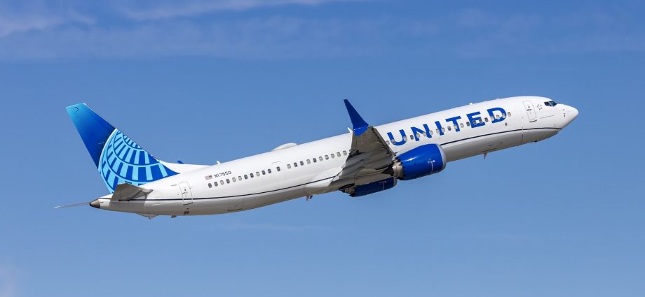 united-737-declares-double-emergency-after-landing-gear-fails,-has-just-10-minutes-of-fuel-left