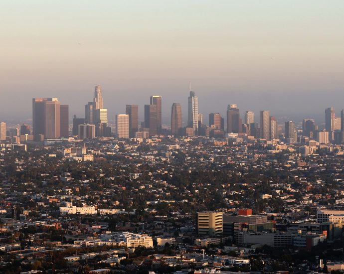 los-angeles-wants-to-open-a-bank.-critics-say-the-risks-could-fall-on-taxpayers