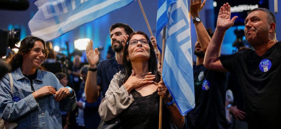 netanyahu,-eisenkot-camps-clash-over-israeli-election-projections