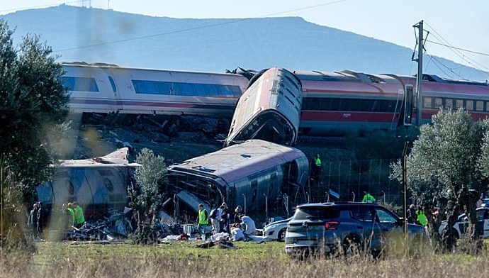 spain:-first-footage-reveals-wreckage-of-deadly-high-speed-train-crash