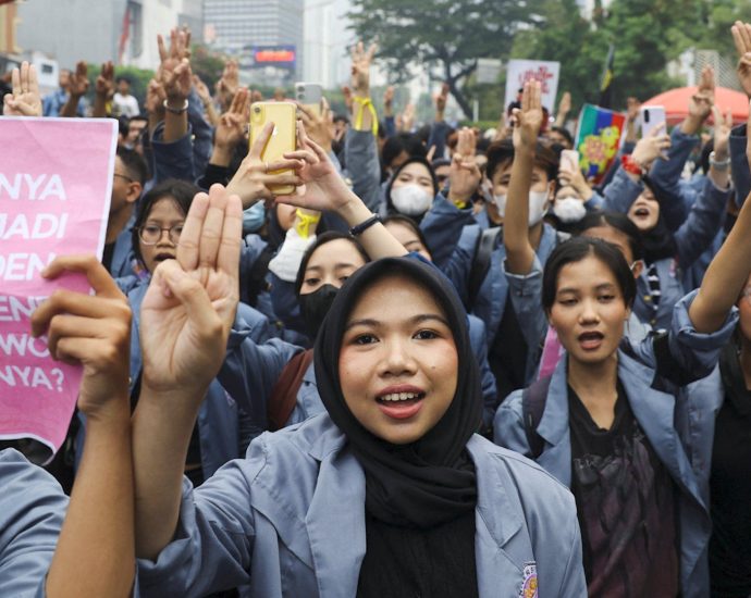 indonesian-students-demand-action-on-wildfires-and-rising-costs