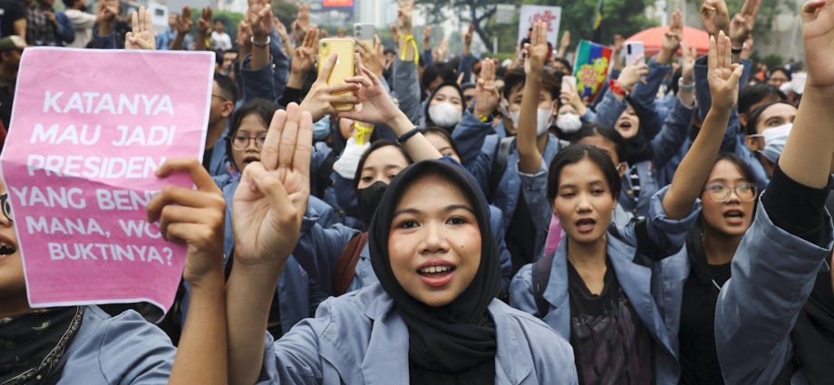 indonesian-students-demand-action-on-wildfires-and-rising-costs